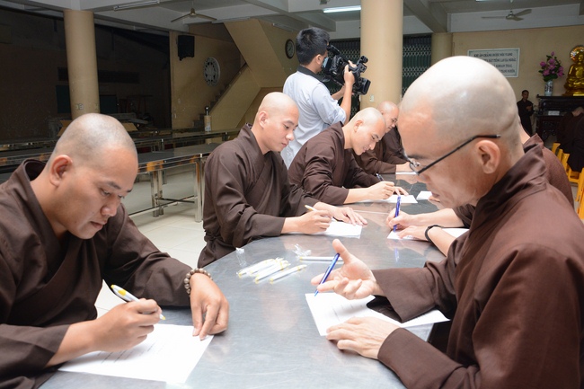 Chư Tăng và Phật tử ôn lại cuộc đời và đạo nghiệp Tổ khai sáng chùa Hoằng Pháp