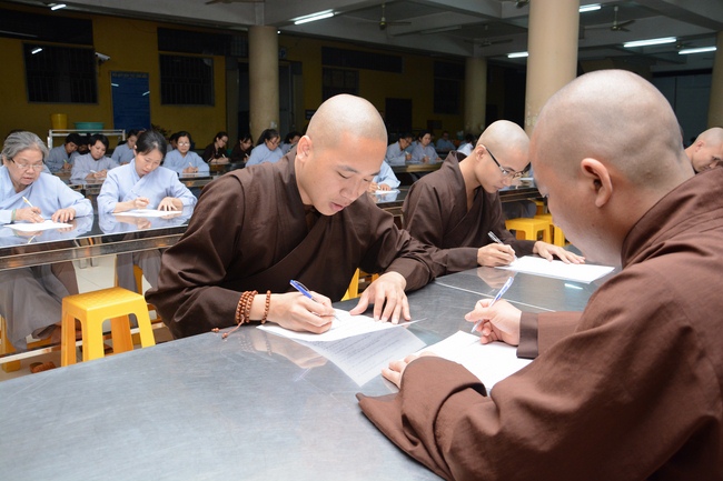 Chư Tăng và Phật tử ôn lại cuộc đời và đạo nghiệp Tổ khai sáng chùa Hoằng Pháp