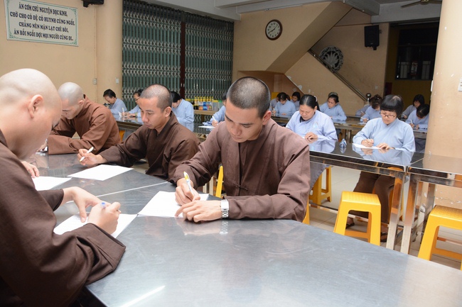 Chư Tăng và Phật tử ôn lại cuộc đời và đạo nghiệp Tổ khai sáng chùa Hoằng Pháp