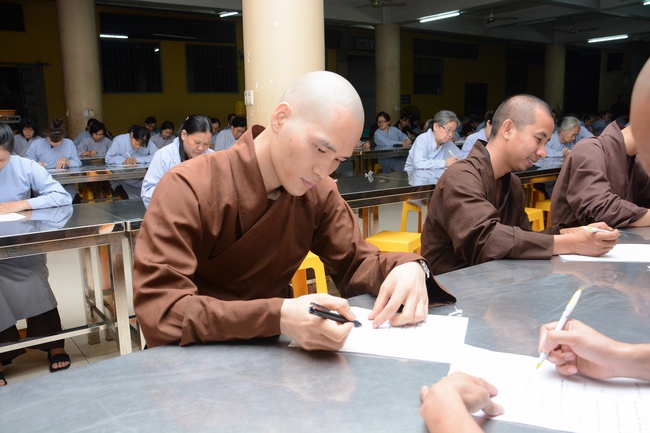 Chư Tăng và Phật tử ôn lại cuộc đời và đạo nghiệp Tổ khai sáng chùa Hoằng Pháp