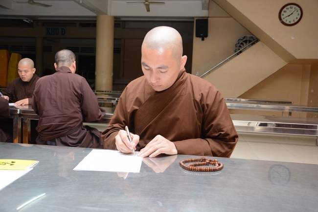 Chư Tăng và Phật tử ôn lại cuộc đời và đạo nghiệp Tổ khai sáng chùa Hoằng Pháp