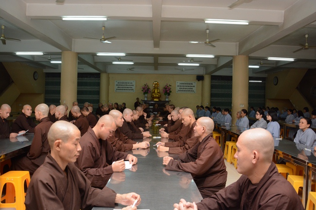 Chư Tăng và Phật tử ôn lại cuộc đời và đạo nghiệp Tổ khai sáng chùa Hoằng Pháp