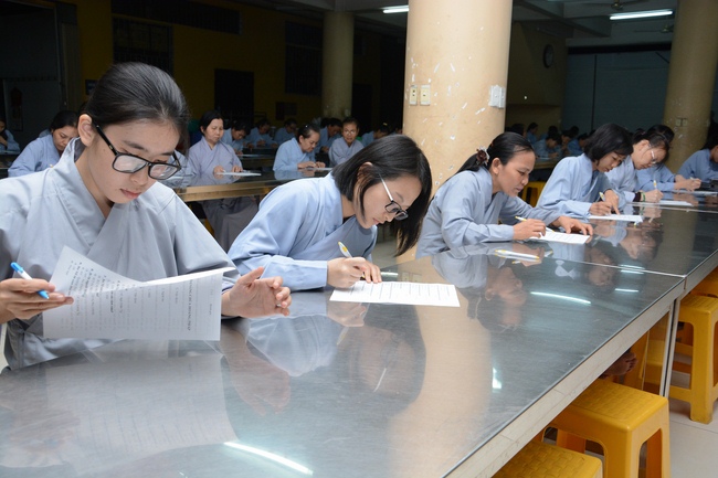 Chư Tăng và Phật tử ôn lại cuộc đời và đạo nghiệp Tổ khai sáng chùa Hoằng Pháp