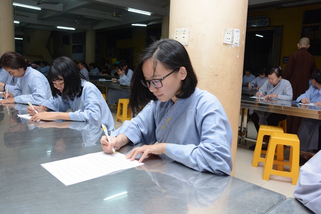 Chư Tăng và Phật tử ôn lại cuộc đời và đạo nghiệp Tổ khai sáng chùa Hoằng Pháp