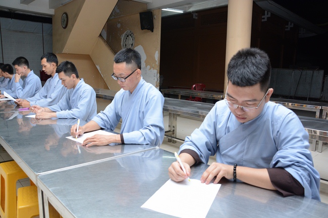 Chư Tăng và Phật tử ôn lại cuộc đời và đạo nghiệp Tổ khai sáng chùa Hoằng Pháp