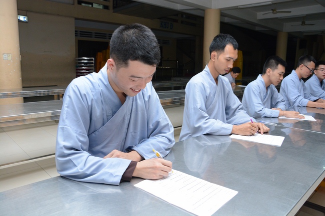 Chư Tăng và Phật tử ôn lại cuộc đời và đạo nghiệp Tổ khai sáng chùa Hoằng Pháp