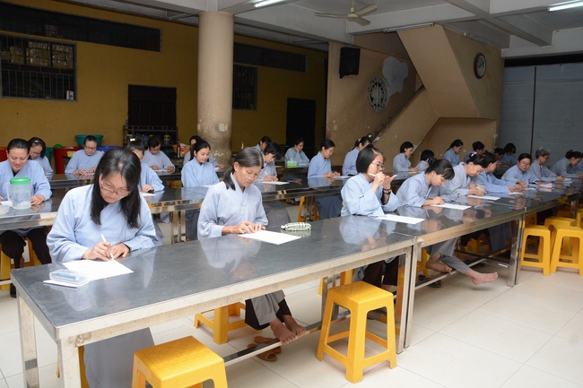 Chư Tăng và Phật tử ôn lại cuộc đời và đạo nghiệp Tổ khai sáng chùa Hoằng Pháp