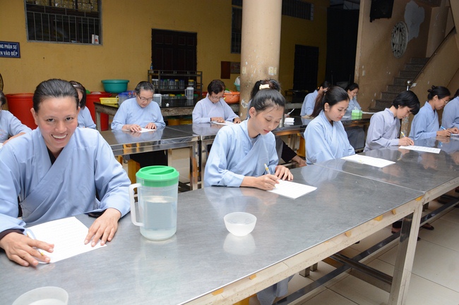 Chư Tăng và Phật tử ôn lại cuộc đời và đạo nghiệp Tổ khai sáng chùa Hoằng Pháp