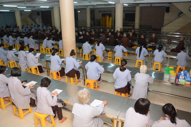 Chư Tăng và Phật tử ôn lại cuộc đời và đạo nghiệp Tổ khai sáng chùa Hoằng Pháp