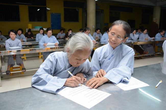 Chư Tăng và Phật tử ôn lại cuộc đời và đạo nghiệp Tổ khai sáng chùa Hoằng Pháp