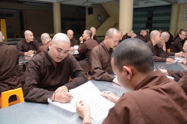 Chư Tăng và Phật tử ôn lại cuộc đời và đạo nghiệp Tổ khai sáng chùa Hoằng Pháp