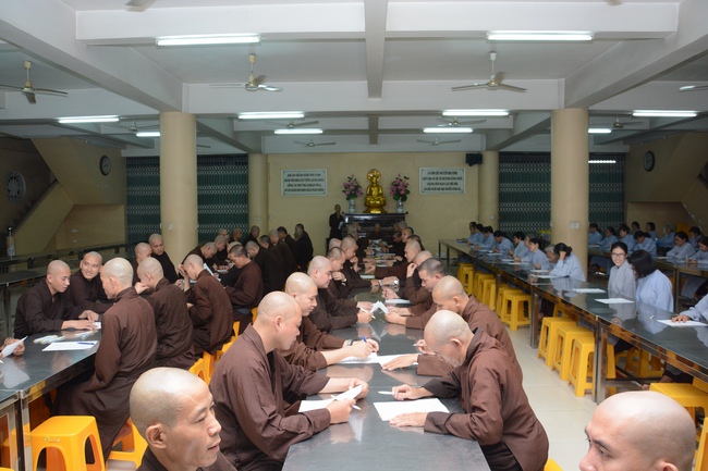 Chư Tăng và Phật tử ôn lại cuộc đời và đạo nghiệp Tổ khai sáng chùa Hoằng Pháp