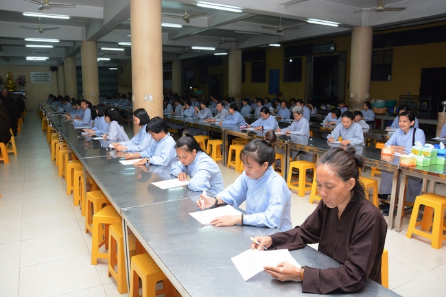 Chư Tăng và Phật tử ôn lại cuộc đời và đạo nghiệp Tổ khai sáng chùa Hoằng Pháp