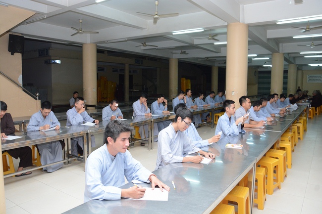 Chư Tăng và Phật tử ôn lại cuộc đời và đạo nghiệp Tổ khai sáng chùa Hoằng Pháp