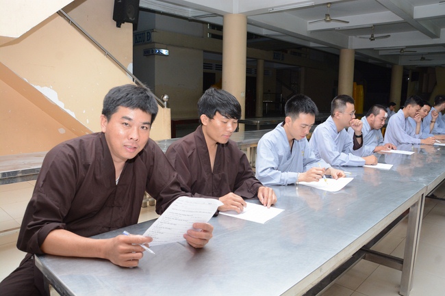 Chư Tăng và Phật tử ôn lại cuộc đời và đạo nghiệp Tổ khai sáng chùa Hoằng Pháp