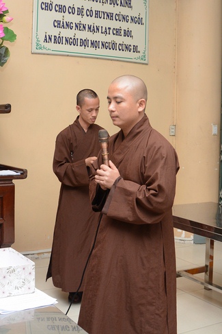 Chư Tăng và Phật tử ôn lại cuộc đời và đạo nghiệp Tổ khai sáng chùa Hoằng Pháp