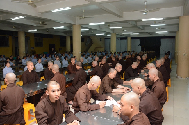 Chư Tăng và Phật tử ôn lại cuộc đời và đạo nghiệp Tổ khai sáng chùa Hoằng Pháp