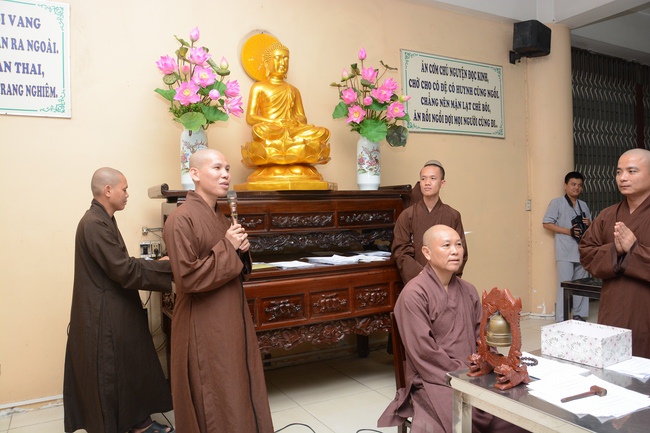 Chư Tăng và Phật tử ôn lại cuộc đời và đạo nghiệp Tổ khai sáng chùa Hoằng Pháp