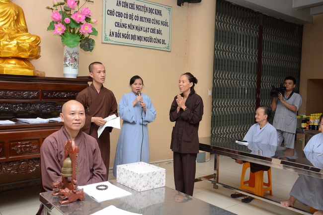 Chư Tăng và Phật tử ôn lại cuộc đời và đạo nghiệp Tổ khai sáng chùa Hoằng Pháp