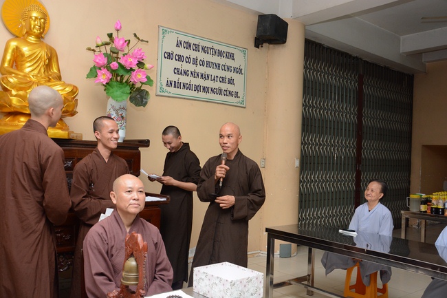 Chư Tăng và Phật tử ôn lại cuộc đời và đạo nghiệp Tổ khai sáng chùa Hoằng Pháp