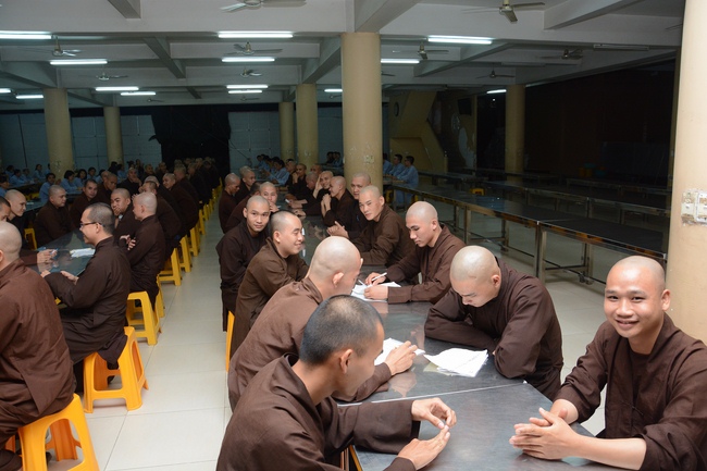 Chư Tăng và Phật tử ôn lại cuộc đời và đạo nghiệp Tổ khai sáng chùa Hoằng Pháp