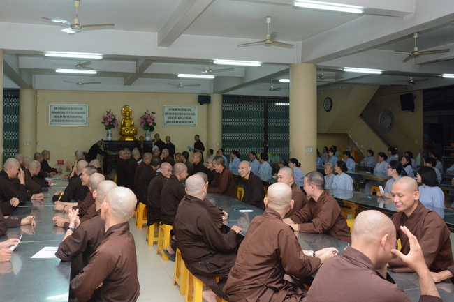 Chư Tăng và Phật tử ôn lại cuộc đời và đạo nghiệp Tổ khai sáng chùa Hoằng Pháp