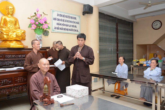 Chư Tăng và Phật tử ôn lại cuộc đời và đạo nghiệp Tổ khai sáng chùa Hoằng Pháp