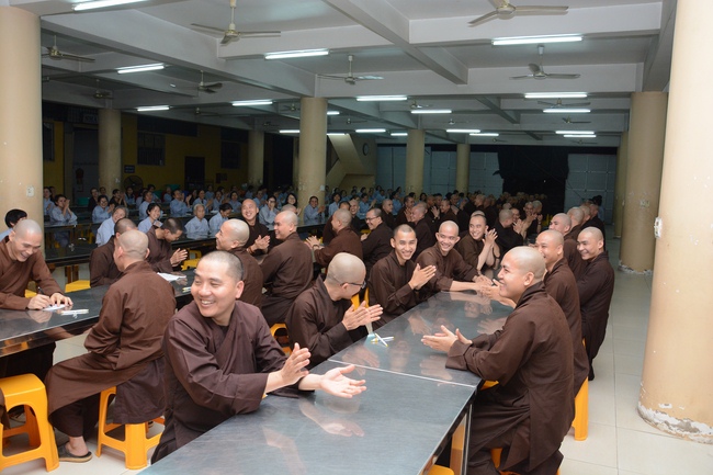 Chư Tăng và Phật tử ôn lại cuộc đời và đạo nghiệp Tổ khai sáng chùa Hoằng Pháp