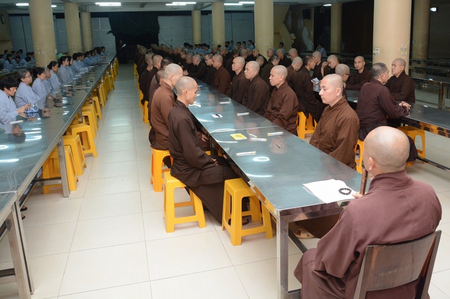 Chư Tăng và Phật tử ôn lại cuộc đời và đạo nghiệp Tổ khai sáng chùa Hoằng Pháp