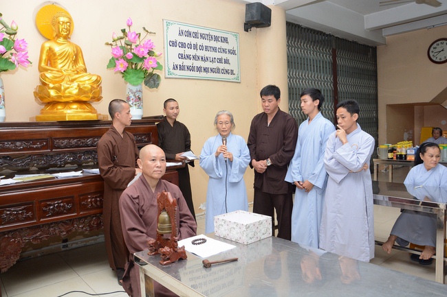 Chư Tăng và Phật tử ôn lại cuộc đời và đạo nghiệp Tổ khai sáng chùa Hoằng Pháp