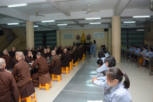 Chư Tăng và Phật tử ôn lại cuộc đời và đạo nghiệp Tổ khai sáng chùa Hoằng Pháp