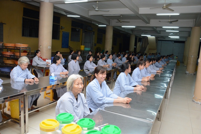 Chư Tăng và Phật tử ôn lại cuộc đời và đạo nghiệp Tổ khai sáng chùa Hoằng Pháp