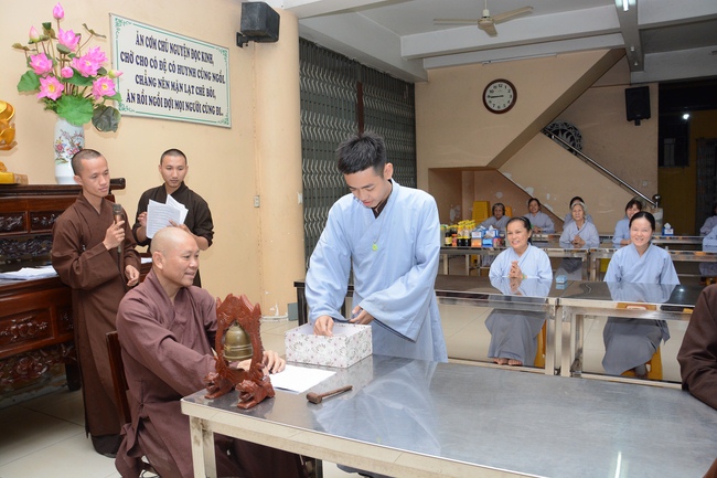 Chư Tăng và Phật tử ôn lại cuộc đời và đạo nghiệp Tổ khai sáng chùa Hoằng Pháp