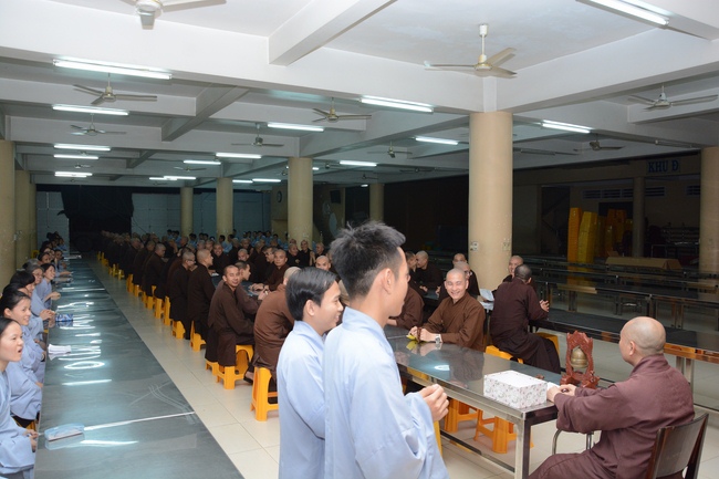 Chư Tăng và Phật tử ôn lại cuộc đời và đạo nghiệp Tổ khai sáng chùa Hoằng Pháp