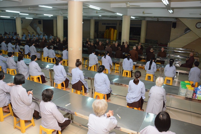 Chư Tăng và Phật tử ôn lại cuộc đời và đạo nghiệp Tổ khai sáng chùa Hoằng Pháp