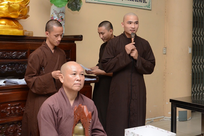 Chư Tăng và Phật tử ôn lại cuộc đời và đạo nghiệp Tổ khai sáng chùa Hoằng Pháp