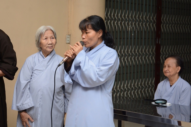 Chư Tăng và Phật tử ôn lại cuộc đời và đạo nghiệp Tổ khai sáng chùa Hoằng Pháp