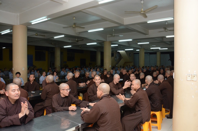 Chư Tăng và Phật tử ôn lại cuộc đời và đạo nghiệp Tổ khai sáng chùa Hoằng Pháp