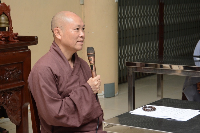 Chư Tăng và Phật tử ôn lại cuộc đời và đạo nghiệp Tổ khai sáng chùa Hoằng Pháp