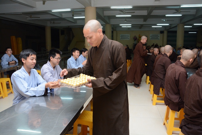 Chư Tăng và Phật tử ôn lại cuộc đời và đạo nghiệp Tổ khai sáng chùa Hoằng Pháp