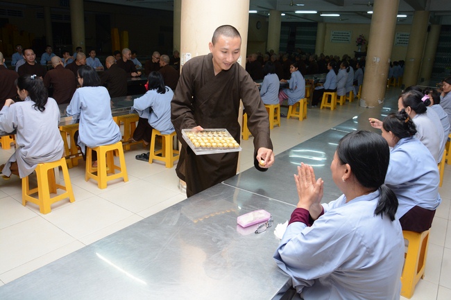 Chư Tăng và Phật tử ôn lại cuộc đời và đạo nghiệp Tổ khai sáng chùa Hoằng Pháp