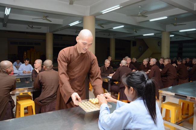 Chư Tăng và Phật tử ôn lại cuộc đời và đạo nghiệp Tổ khai sáng chùa Hoằng Pháp