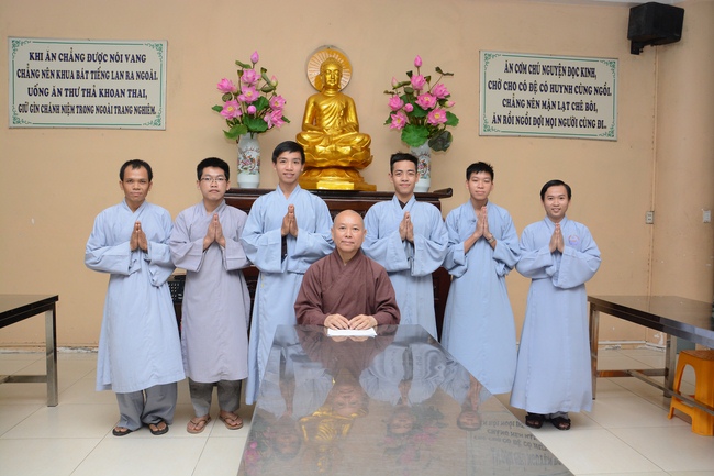 Chư Tăng và Phật tử ôn lại cuộc đời và đạo nghiệp Tổ khai sáng chùa Hoằng Pháp