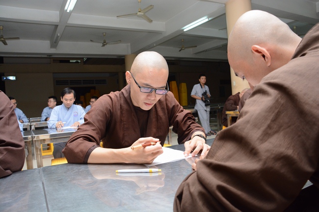 Chư Tăng và Phật tử ôn lại cuộc đời và đạo nghiệp Tổ khai sáng chùa Hoằng Pháp