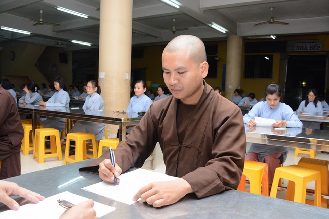 Chư Tăng và Phật tử ôn lại cuộc đời và đạo nghiệp Tổ khai sáng chùa Hoằng Pháp