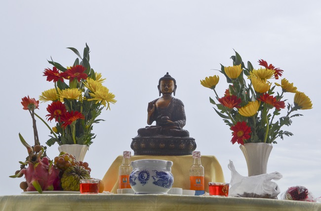 Commencement ceremony in Binh Duong and praying for safety in Can Tho.