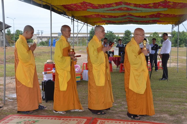Commencement ceremony in Binh Duong and praying for safety in Can Tho.