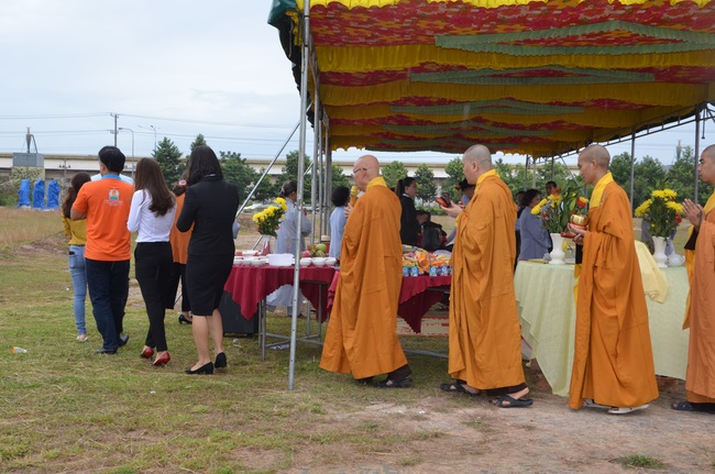 Commencement ceremony in Binh Duong and praying for safety in Can Tho.