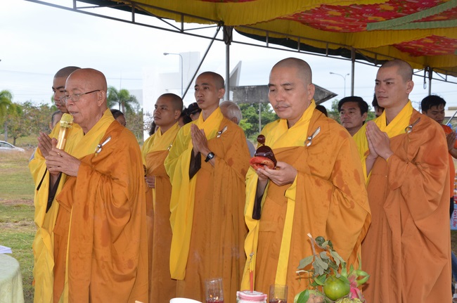 Commencement ceremony in Binh Duong and praying for safety in Can Tho.