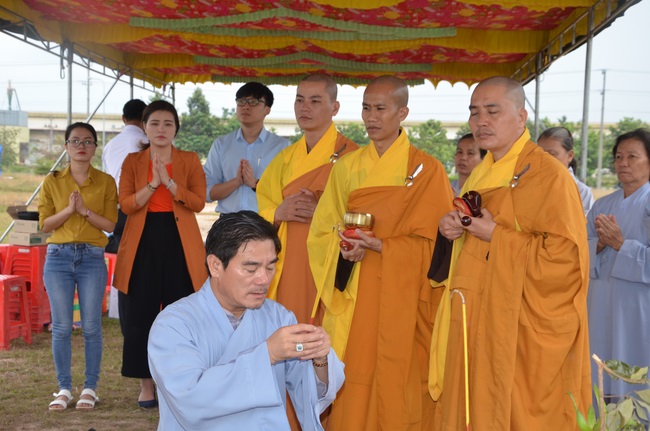 Commencement ceremony in Binh Duong and praying for safety in Can Tho.